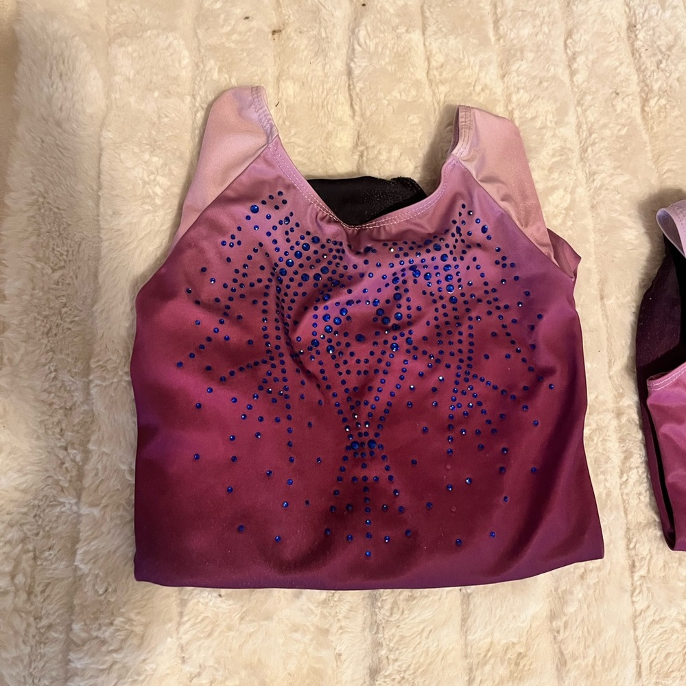 size is unknown but i think 4/5 T little gymnastics outfit. missing some sparkle